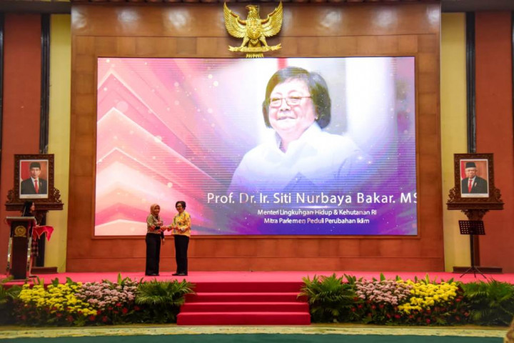 Berkomitmen Kendalikan Perubahan Iklim, Menteri LHK Raih Penghargaan