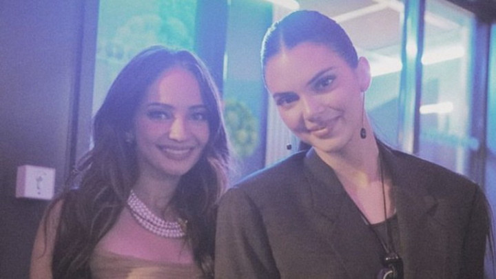 Keren! Enzy Storia Catwalk Bareng Kendall Jenner di Paris