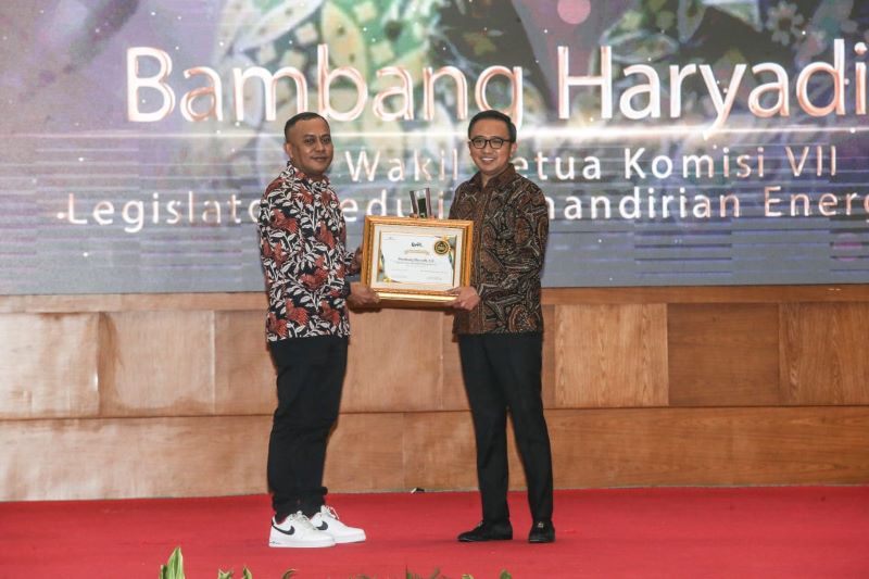 Wakil Ketua Komisi VII DPR Bambang Haryadi (kanan). Foto: Istimewa.