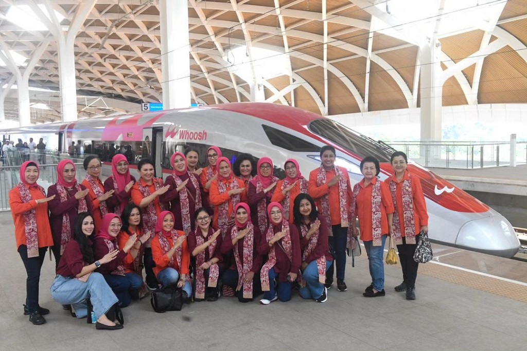 Ibu Iriana dan OASE KIM Jajal Kereta Cepat Whoosh