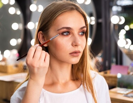 Sulit Mengaplikasikan Eyeshadow? Coba Ikuti 6 Langkah Mudah Ini!