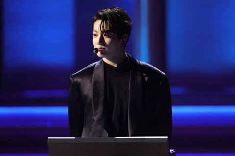 Jungkook BTS Asyik Pakai Lip Balm saat Live Weverse, Netizen: Auto