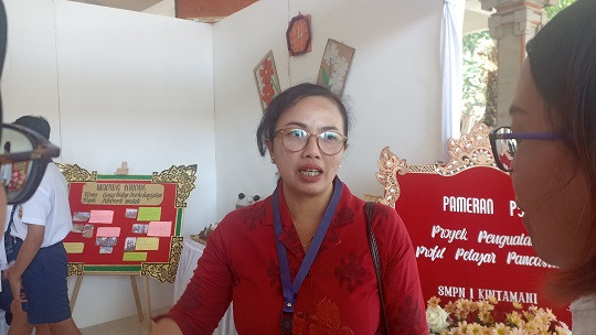 Kepala Sekolah SMPN 1 Kintamani, I Dewa Ayu Raka Dewi. Medcom.id/Ilham Pratama Putra