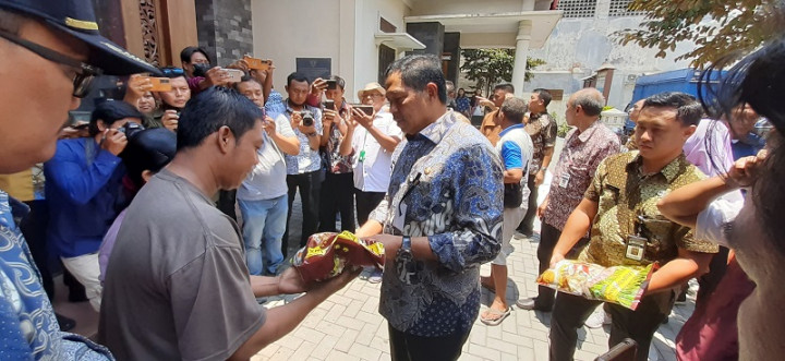 Pj Gubernur Jateng Salurkan Bantuan bagi Korban Kebakaran Rosok