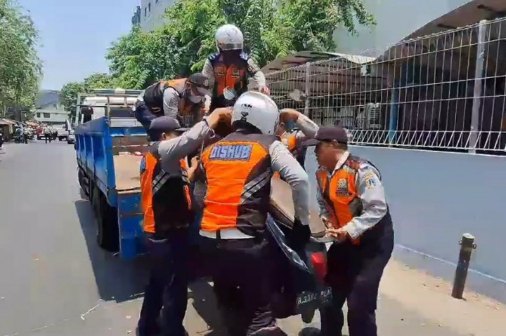 25 Kendaraan Terjaring Razia Parkir Liar di Sunter