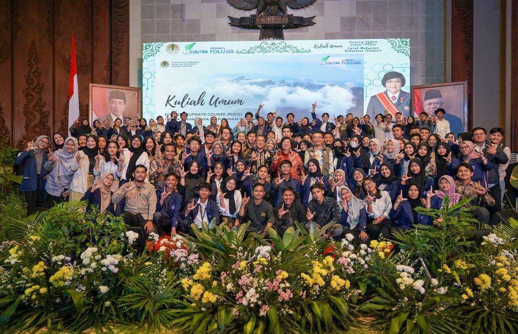 Menteri LHK Siti Nurbaya seusai memberikan kuliah perdana FUCo di Jakarta, Rabu 4 Oktober 2023. Foto: Dok KLHK