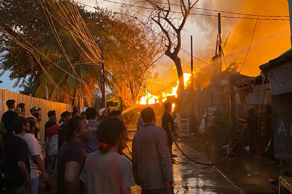 Bangunan Semi Permanen di Kebayoran Lama Ludes Terbakar