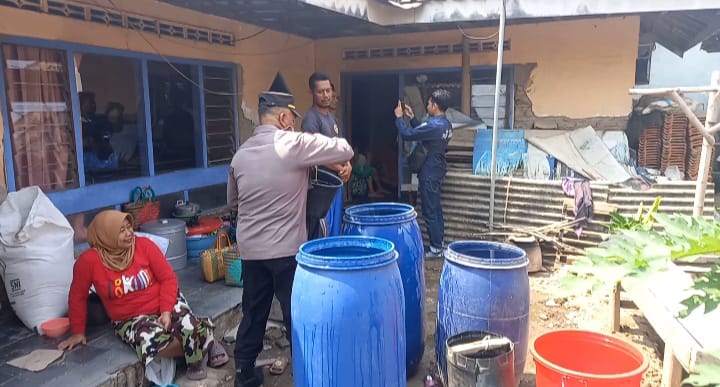 Tak Ada Air, Warga Kesulitan Mandikan Jenazah