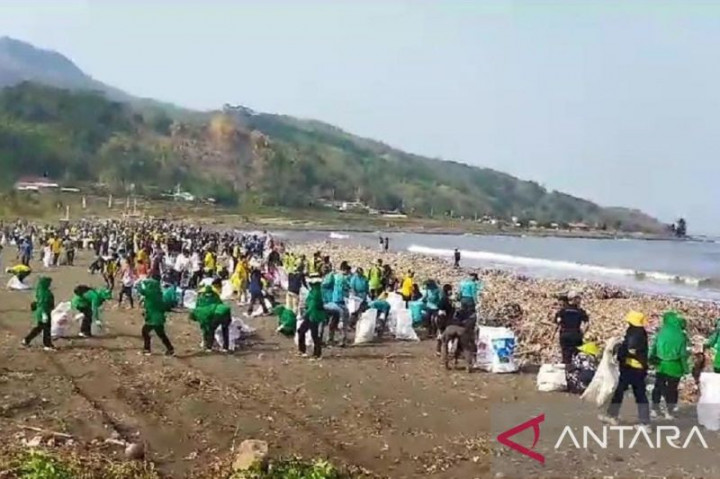 Ribuan Warga Bersihkan Pantai Cibutun