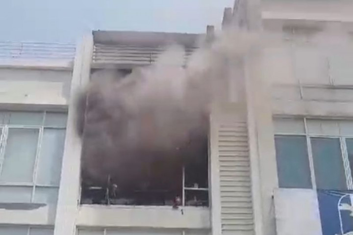 Korsleting saat Isi Daya Ponsel, Ruko di Cengkareng Kebakaran