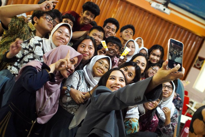 Prilly Latuconsina Ramaikan Roadshow DBL di SMAN 70 Jakarta