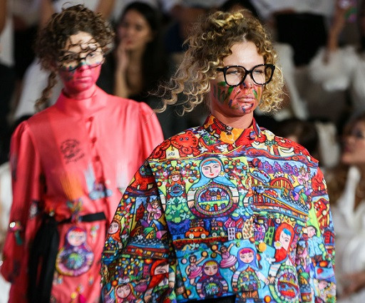 Perpaduan Fashion, Film dan Lukisan dalam Koleksi Versecapades Mel Ahyar x Erica Hestu