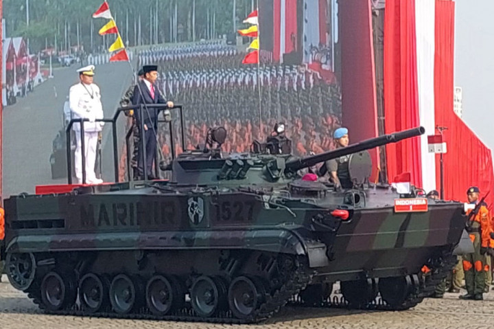 Naik Tank Ambifi, Jokowi Cek Kesiapan Pasukan TNI