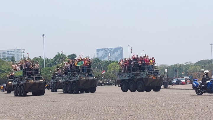 Terjun Payung hingga Akrobat Helikopter Meriahkan HUT ke-78 TNI