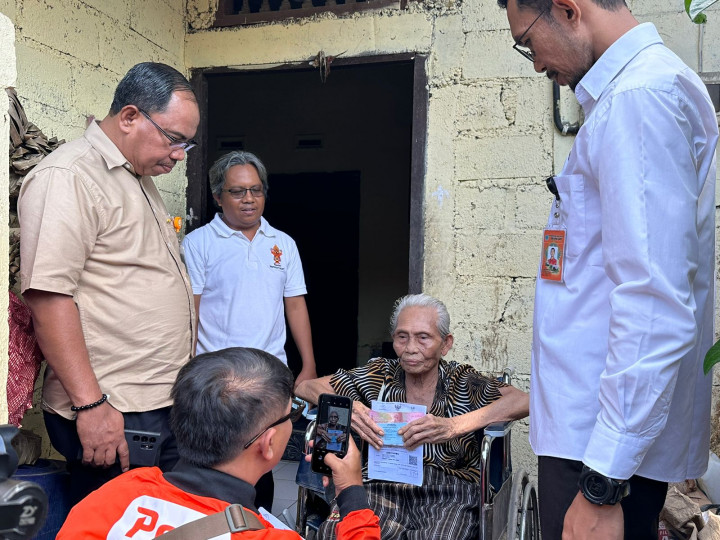 Pemerintah Apresiasi Pos Indonesia dalam Penyaluran Bansos Sembako secara <i>Door to Door</i>