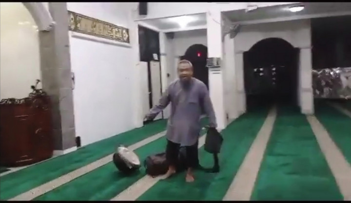 Viral, Seorang Pria Murka Gegara Rebana Dimainkan dalam Masjid