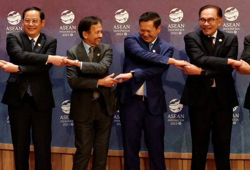 Pamer Pemandangan Sawah, Presiden Laos Ajak Sultan Brunei dan Delegasi Naik Kereta