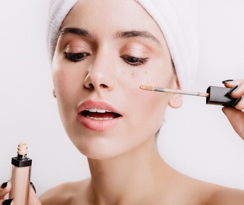 Concealer merupakan produk make up yang berfungsi menutupi noda, bekas luka dan mencerahkan bagian bawah mata. (Foto: Ilustrasi. Dok. Freepik.com)