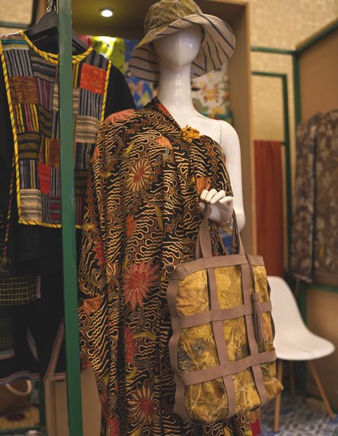 5 Inspirasi Berbusana Batik Ini Dijamin Terlihat Trendi