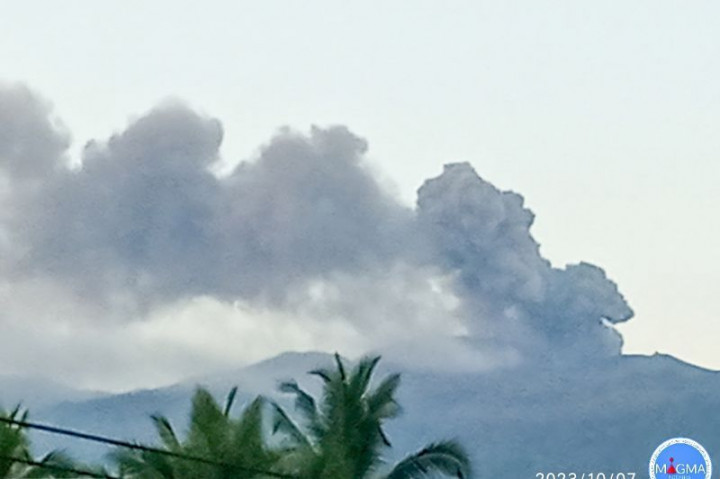 Gunung Dukono di Maluku Utara Meletus