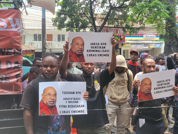 Sejumlah mahasiswa meminta hakim memvonis bebas Gubernur nonaktif Papua Lukas Enembe. Dok. Istimewa