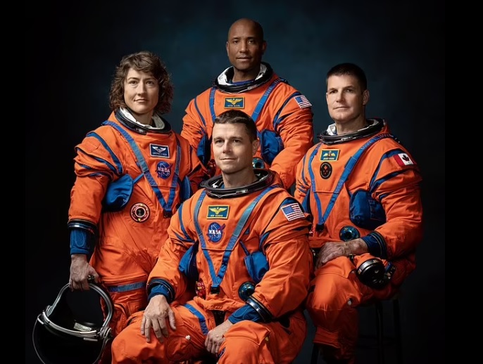 Keren! NASA Gandeng Prada untuk Desain Baju Astronaut ke Bulan