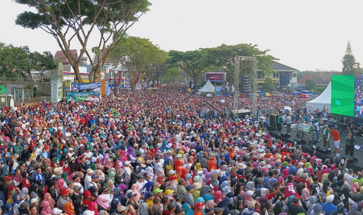 Lautan Manusia di Simpang Balapan Malang Kompak Teriak AMIN