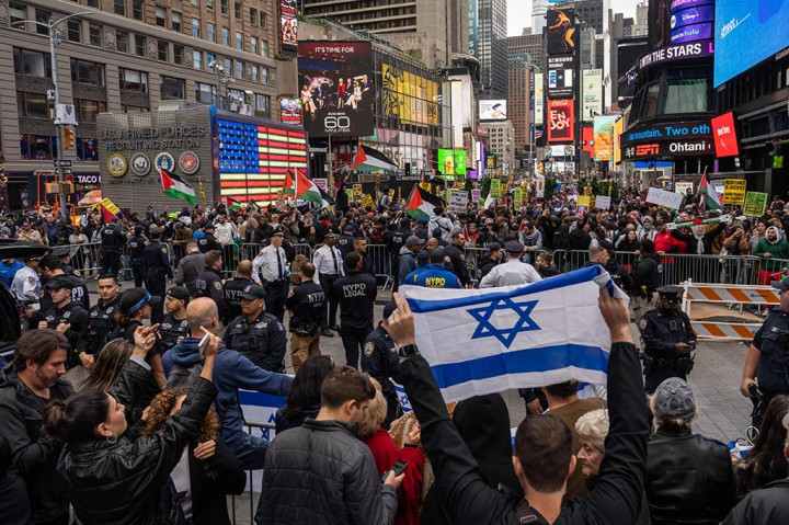 Pendukung Palestina dan Pengunjuk Rasa Pro-Israel Berkumpul di Manhattan