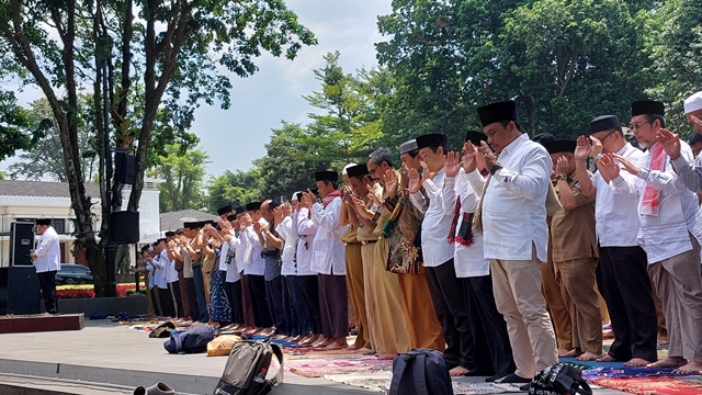 Ratusan ASN Kota Bandung Gelar Salat Istisqa