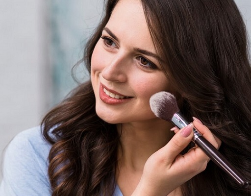 Cepat dan Mulus, 5 Trik Menyembunyikan Pori-pori Besar dengan Riasan