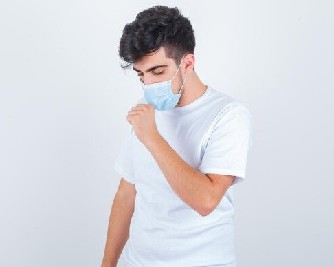 Batuk adalah refleks normal pada tubuh untuk membersihkan saluran pernapasan dari partikel asing, kuman, dan juga virus. (Foto: Ilustrasi. Dok. Freepik.com)