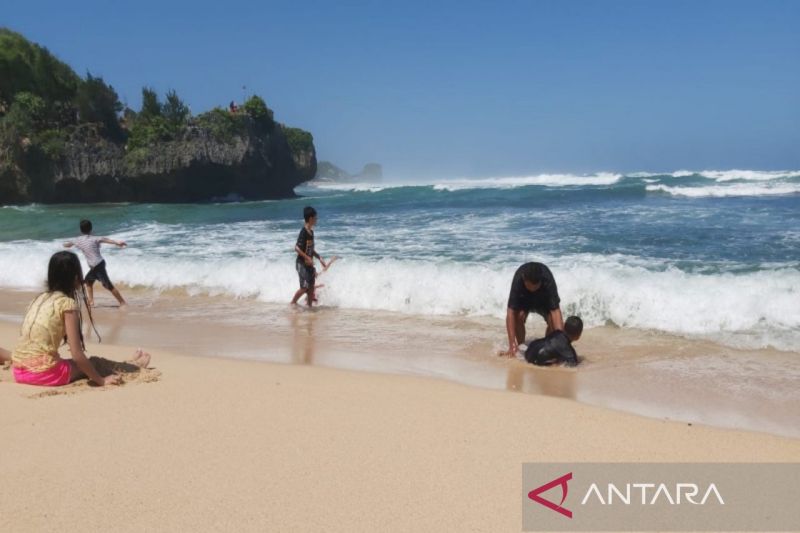 Objek wisata Pantai Ngandong, Kabupaten Gunungkidul. (ANTARA/Sutarmi)
