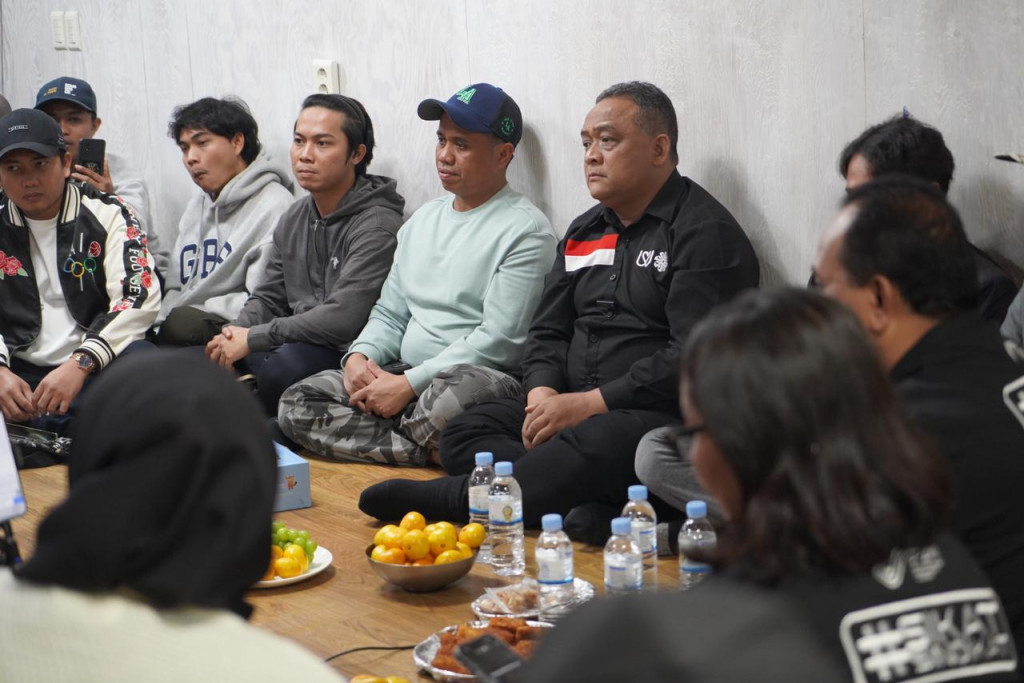 Kepala Badan Pelindungan Pekerja Migran Indonesia (BP2MI) Benny Rhamdani saat bertemu dengan Pekerja Migran Indonesia di Korea Selatan. Foto: dok BP2MI.