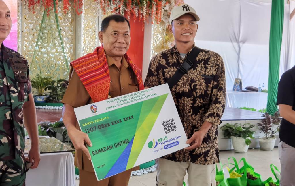Pemerintah Kabupaten Deli Serdang menyerahkan santunan BPJS Ketenagakerjaan saat melakukan kunjungan kerja di beberapa kecamatan. (Foto: Dok. BPJS Ketenagakerjaan)