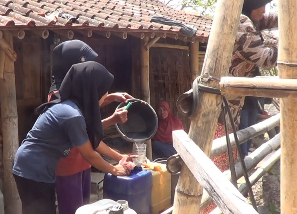 Warga Dusun Ngipik, Desa Tegalrejo, Kecamatan Gedangsari, Kabupaten Gunungkidul, Daerah Istimewa Yogyakarta (DIY) memanfaatkan air keruh dari sebuah sumur untuk kebutuhan domestik. Medcom.id/Ahmad Mustaqim