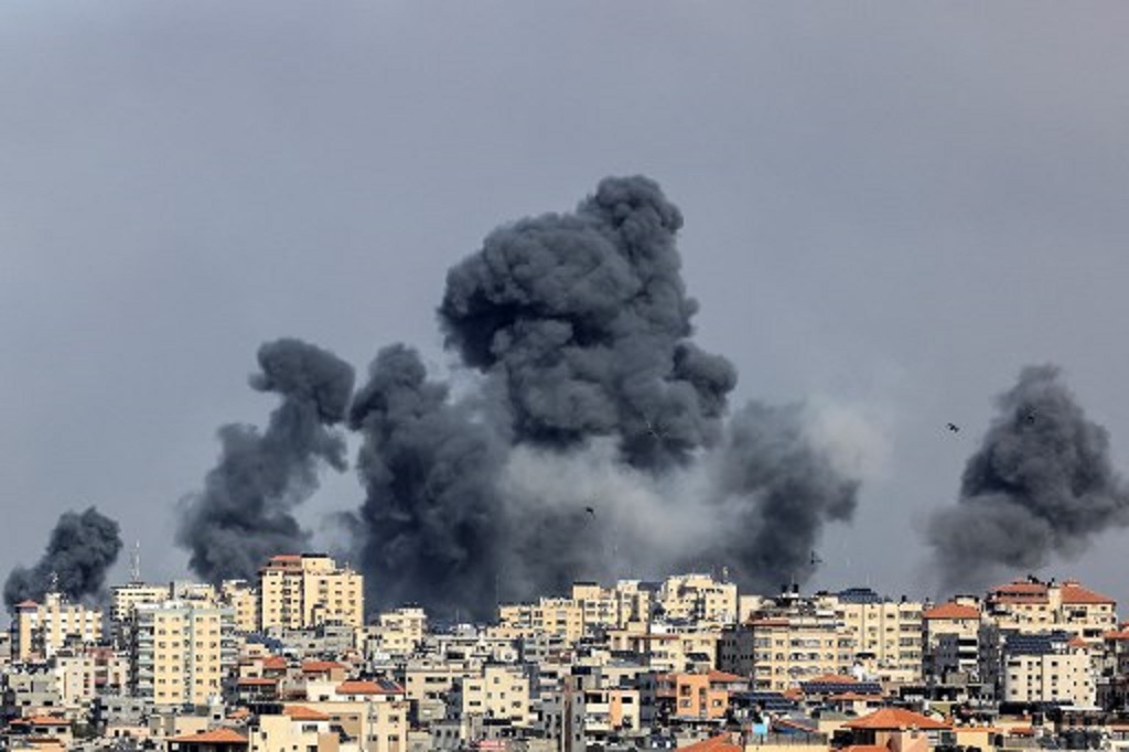 Asap hitam dari serangan udara Israel di Jalur Gaza, 7 Oktober 2023. (MAHMUD HAMS / AFP)