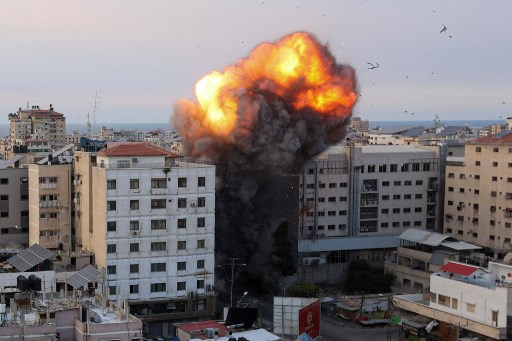 Sebuah bangunan apartemen di Gaza dihantam serangan Israel. Foto: AFP