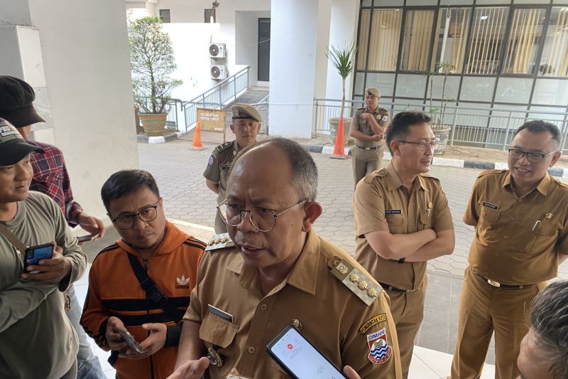 Penjabat (Pj) Wali Kota Cimahi Dikdik Suratno Nugrahawan saat memberikan keterangan kepada awak media di Pemkot Cimahi, Kota Cimahi, Jawa Barat, Selasa (10/10/2023). ANTARA/Rubby Jovan.