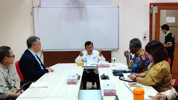 Ketua Umum Palang Merah Indonesia Jusuf Kalla saat menerima Elkan Rahimov, Head Delegation IFRC Asean, dan Vincent Ochilet, Head Of Regional Delegation for Indonesia and Timor Leste, di Markas Pusat PMI, Jakarta Selatan. Dok. Istimewa