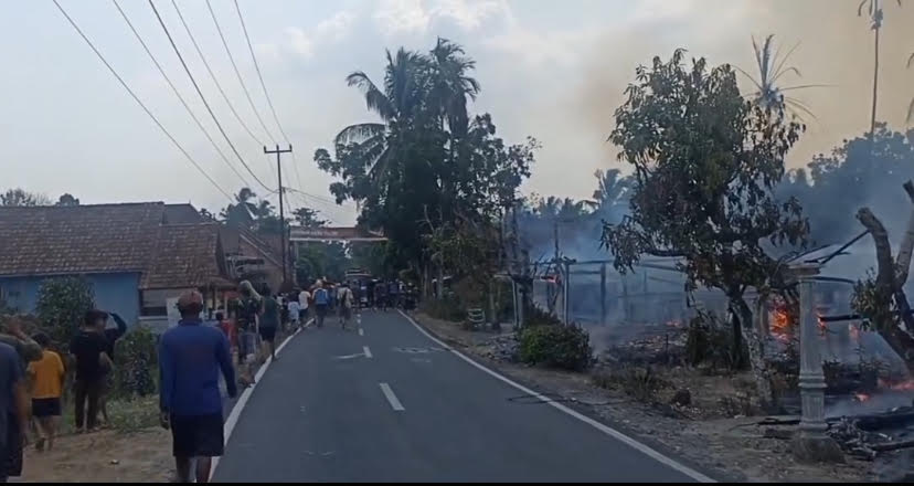 Warga menghadang mobil pemadam kebakaran datang ke lokasi kebakaran. Dokumentasi/ Tangkapan layar