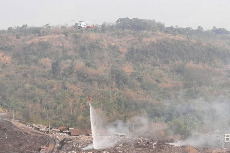 Proses pemadaman kebakaran Tempat Pembuangan Akhir (TPA) Jatibarang dilakukan dengan water bombing melalui helikopter, Selasa, 10 Oktober 2023. Antara/Zuhdiar Laeis