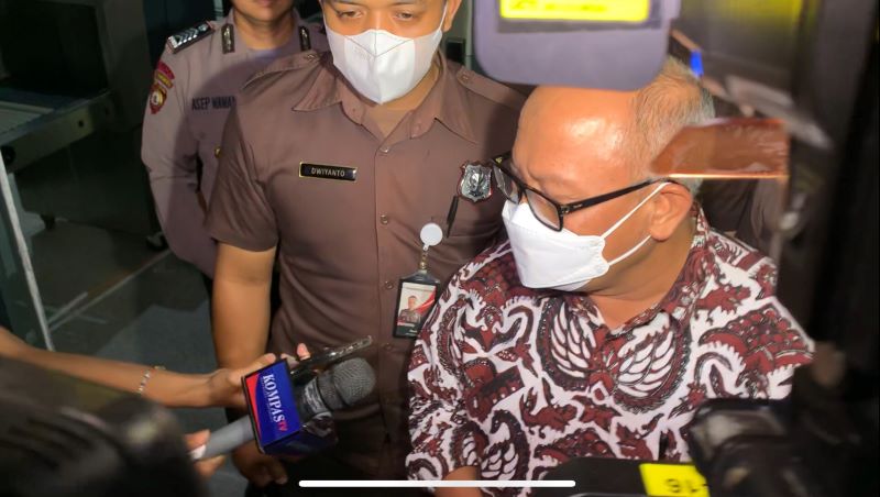 Sekjen Kementan Kasdi Subagyono di Gedung Merah Putih KPK usai menjalani pemeriksaan 11 jam. Foto: Medcom.id/Candra.