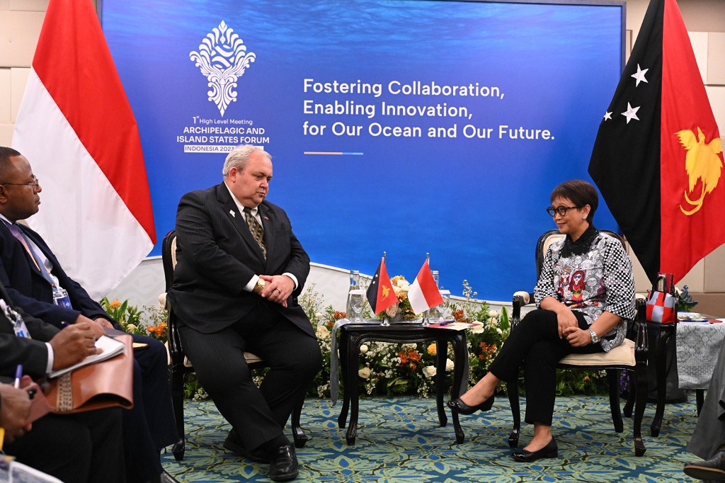 Menlu Retno Marsudi (kanan) saat bersama Menteri Urusan Luar Negeri Papua Nugini Justin Tkatchenko di sela-sela KTT AIS di Bali, Selasa, 10 Oktober 2023. (Twitter/X/Kemlu_RI)