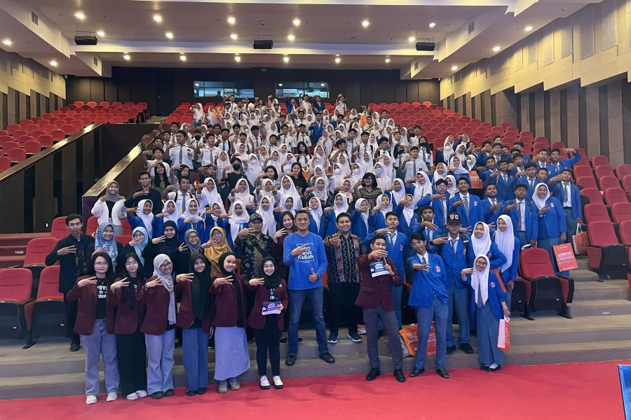 Tim OSC Medcom.id saat roadshow di UC Surabaya. Medcom.id/Amaluddin