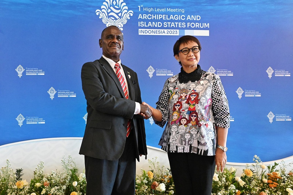 Menlu Retno Marsudi (kanan) saat bersama Menlu Kepulauan Solomon Jeremiah Manele di sela-sela KTT AIS di Bali, Selasa, 10 Oktober 2023. (Twitter/X/Kemlu_RI)