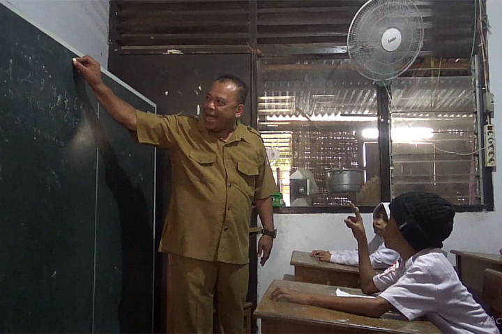 Setahun Kelas Terbakar, Siswa SD Ini Terpaksa Belajar di Bekas Rumah Guru