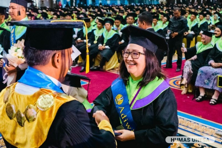 Wisuda Doktor di Usia 77 Tahun, Windiyati Raih IPK Nyaris Sempurna di Unesa