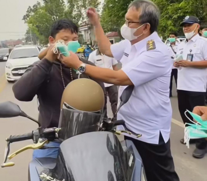 Kualitas Udara Tidak Sehat, Pemkab Muara Enim Bagikan Ribuan Masker ke Warga