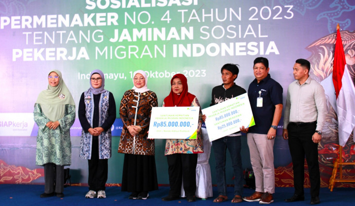 Sosialisasi Permenaker Jaminan Sosial Pekerja Migran Indonesia, Menaker Serahkan Santunan BPJS Ketenagakerjaan