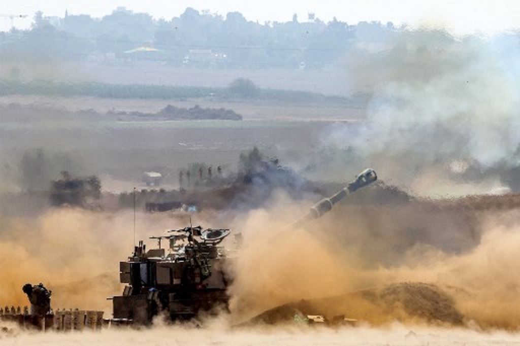 Israel menembakkan artileri ke arah Jalur Gaza, 11 Oktober 2023. (JACK GUEZ / AFP)